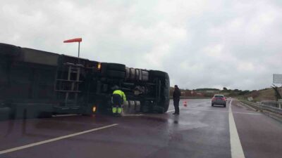 Bursa İstanbul otobanında fırtına viyadükten geçen bir tırı devirdi. Tır