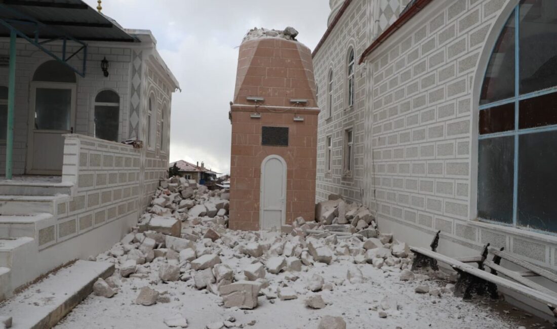 Manisa’nın Selendi ilçesinde şiddetli fırtına nedeniyle iki caminin minaresi yıkılırken,