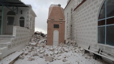 Manisa’nın Selendi ilçesinde şiddetli fırtına nedeniyle iki caminin minaresi yıkılırken,