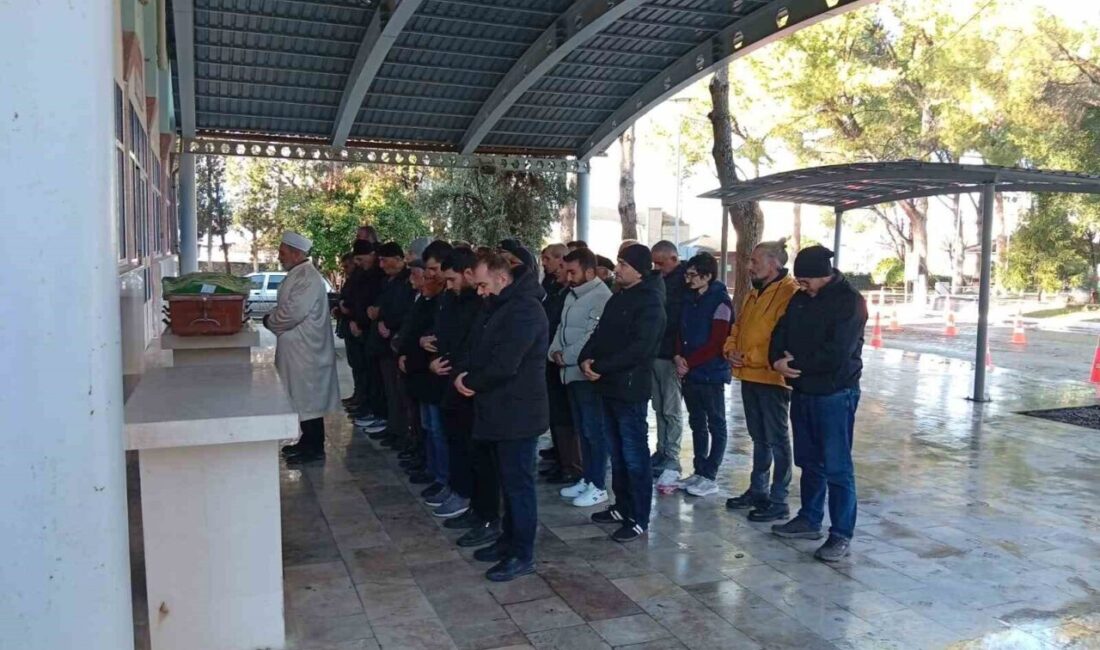 Denizli’nin Pamukkale ilçesinde dün etkili olan fırtına sırasında evinin çatısına