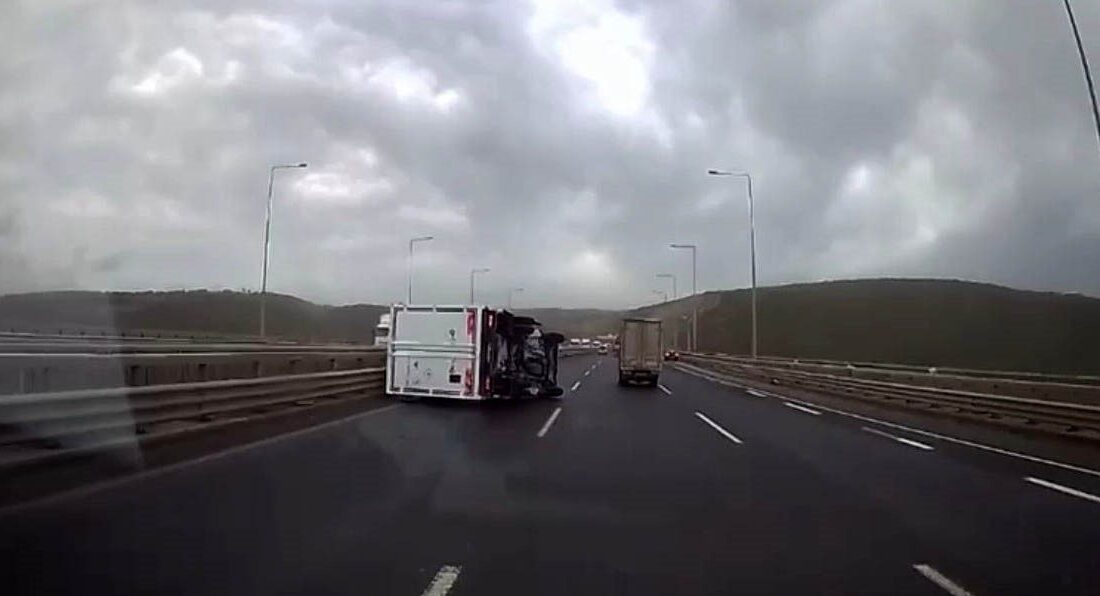 Kuzey Marmara Otoyolu’nun Kocaeli geçişinde seyir halindeki kamyonetin fırtına nedeniyle