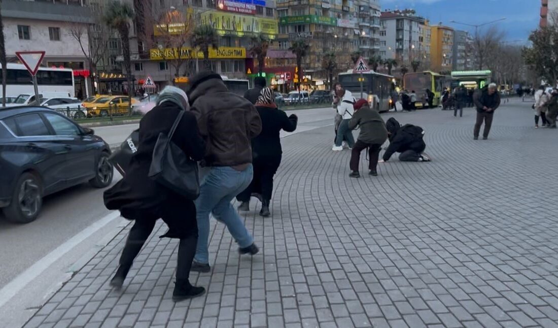 Bursa’da hızı saatte 75 kilometre hıza ulaşan lodos önüne geleni
