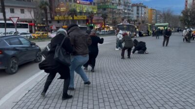 Bursa’da hızı saatte 75 kilometre hıza ulaşan lodos önüne geleni