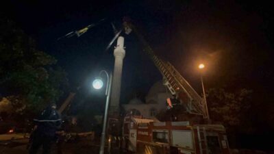 Muğla’nın Marmaris ilçesinde fırtınada zarar gören caminin minaresinin külahı için