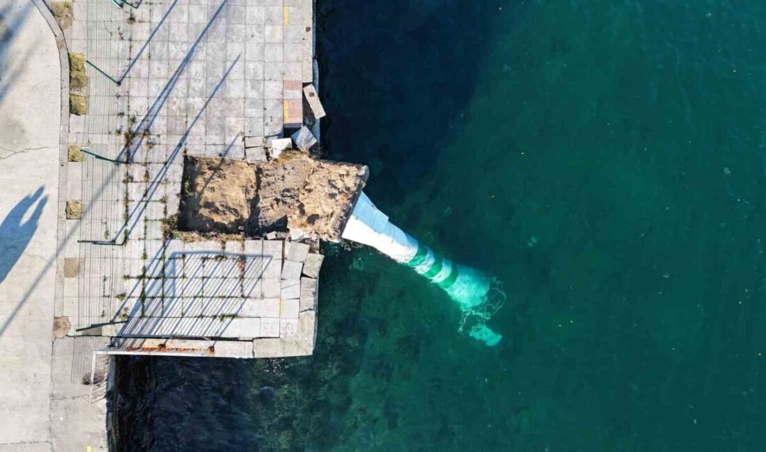 İstanbul Sarıyer’de dün etkili olan lodosun etkisiyle devrilen deniz feneri