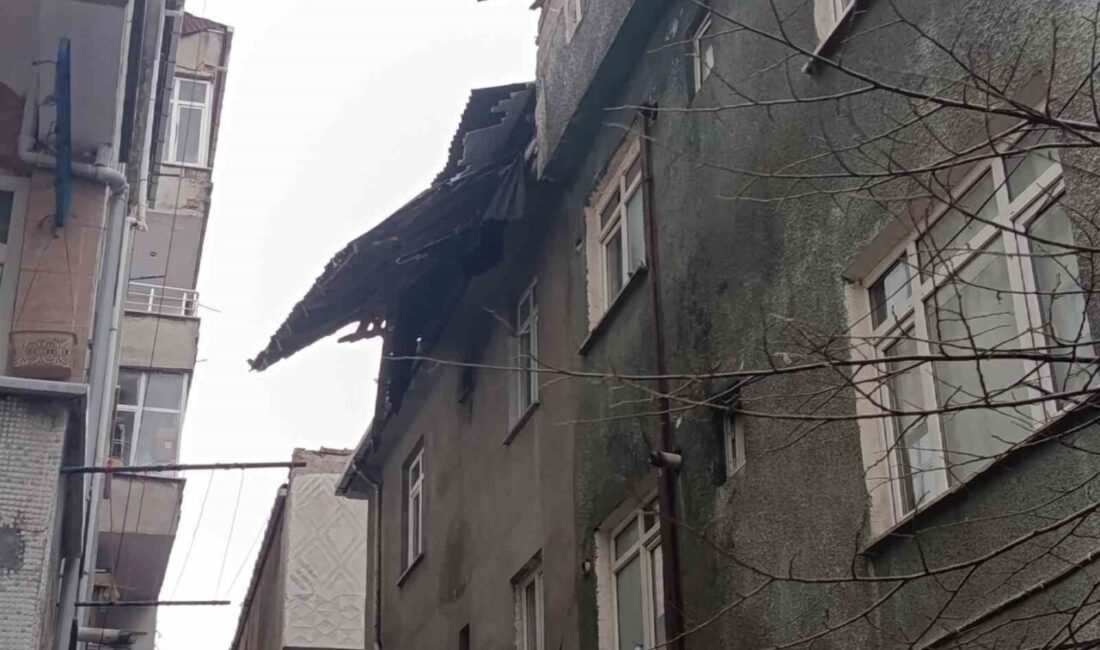 İstanbul Küçükçekmece’de kuvvetli fırtınanın etkisiyle bir binadan uçan çatının parçaları