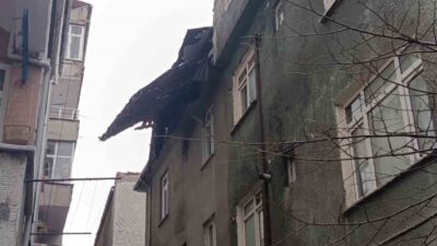 İstanbul Küçükçekmece’de kuvvetli fırtınanın etkisiyle bir binadan uçan çatının parçaları
