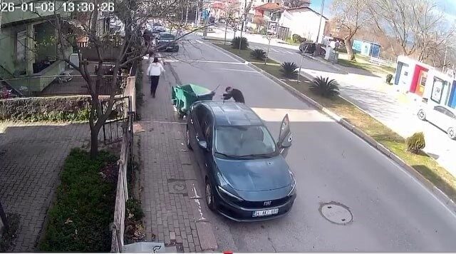 Sakarya’nın Sapanca ilçesinde fırtınanın savurduğu çöp konteyneri, park halindeki otomobile