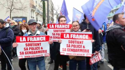 Fransa’nın yaklaşık 20 büyük kentinde binlerce polis çalışanı ve sivil,