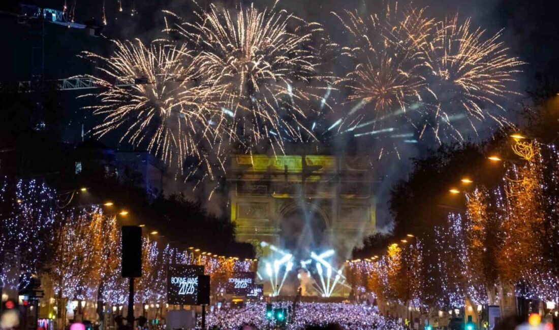 Fransa’nın başkenti Paris’te 2026 yılı ışık ve havai fişek gösterileriyle