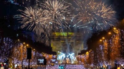 Fransa’nın başkenti Paris’te 2026 yılı ışık ve havai fişek gösterileriyle