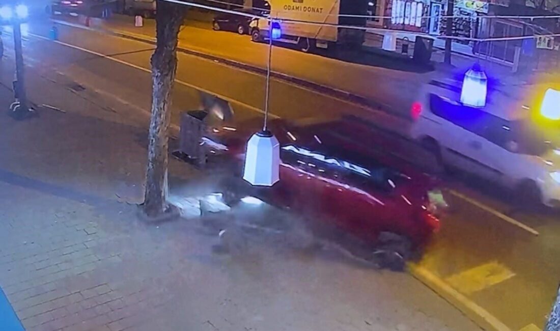 Bursa’nın İnegöl ilçesinde sürücüsünün fren yerine gaza bastığı otomobil kontrolden