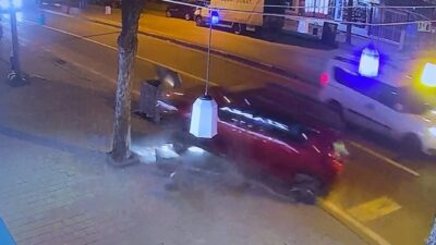 Bursa’nın İnegöl ilçesinde sürücüsünün fren yerine gaza bastığı otomobil kontrolden