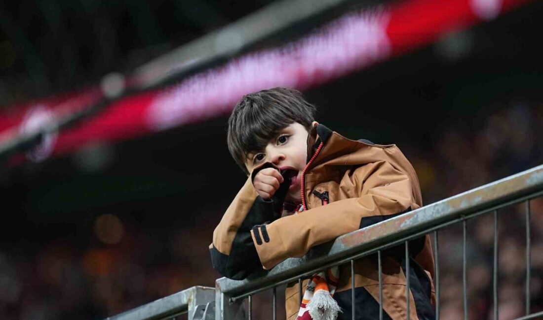 Galatasaraylı taraftarlar, Gaziantep FK maçında yaptıkları tezahüratlarla yönetime tepki gösterdi.