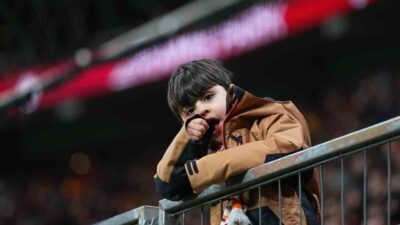 Galatasaraylı taraftarlar, Gaziantep FK maçında yaptıkları tezahüratlarla yönetime tepki gösterdi.