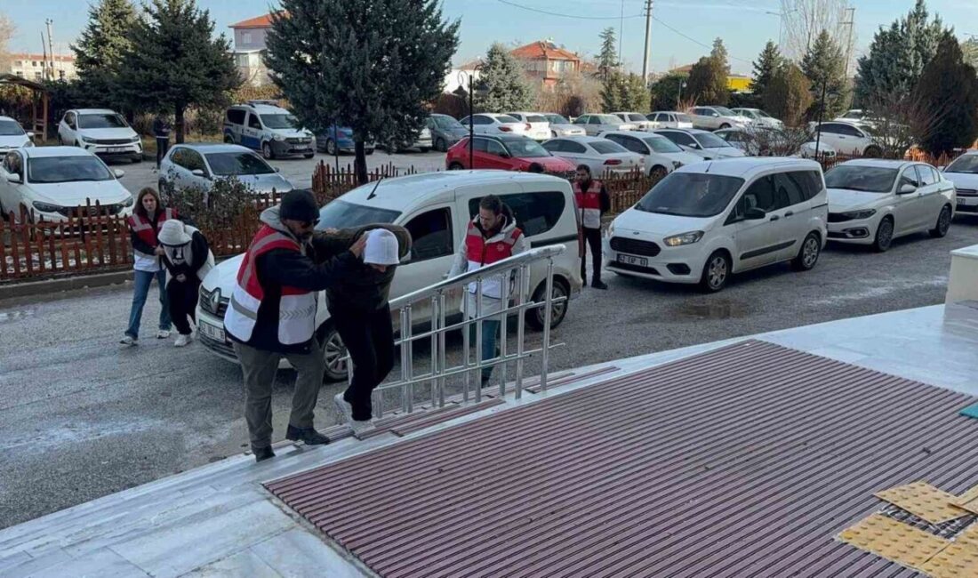 Konya’nın Ereğli ilçesinde akaryakıt istasyonun market bölümüne gelen 2 kişi