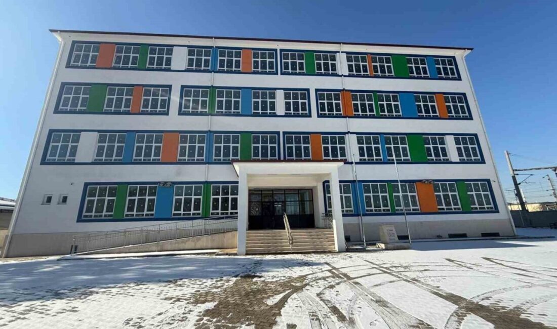 Malatya’da deprem sonrası yeniden inşa edilen Malatya Ortaokulu’nda anlamlı bir