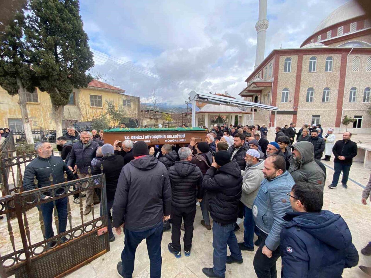 Denizli’de uzun yıllardır gazetecilik yapan ve birçok medya kuruluşunda çalışan
