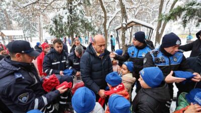 Gaziantep Büyükşehir Belediyesi, beyaza bürünen kentte karın tadını çıkaran çocukların