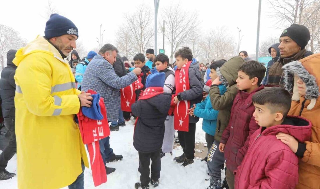 Gaziantep Büyükşehir Belediyesi kent genelinde etkili olan kar yağışı ile
