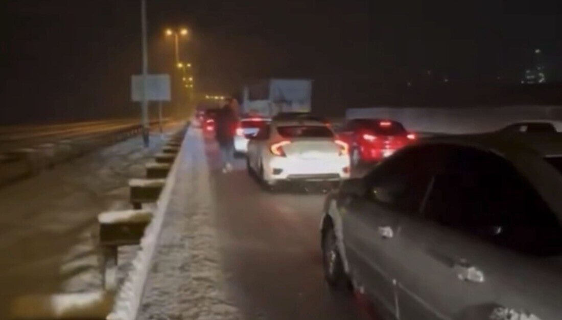 Gaziantep-Kahramanmaraş karayolunda etkili olan yoğun kar yağışı nedeniyle kilometrelerce araç
