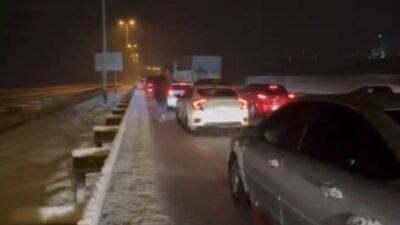 Gaziantep-Kahramanmaraş karayolunda etkili olan yoğun kar yağışı nedeniyle kilometrelerce araç