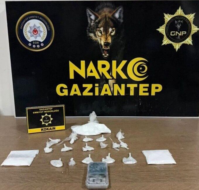 Gaziantep’te polis ekiplerinin düzenlediği operasyonda 198 gram kokain ele geçirilirken,