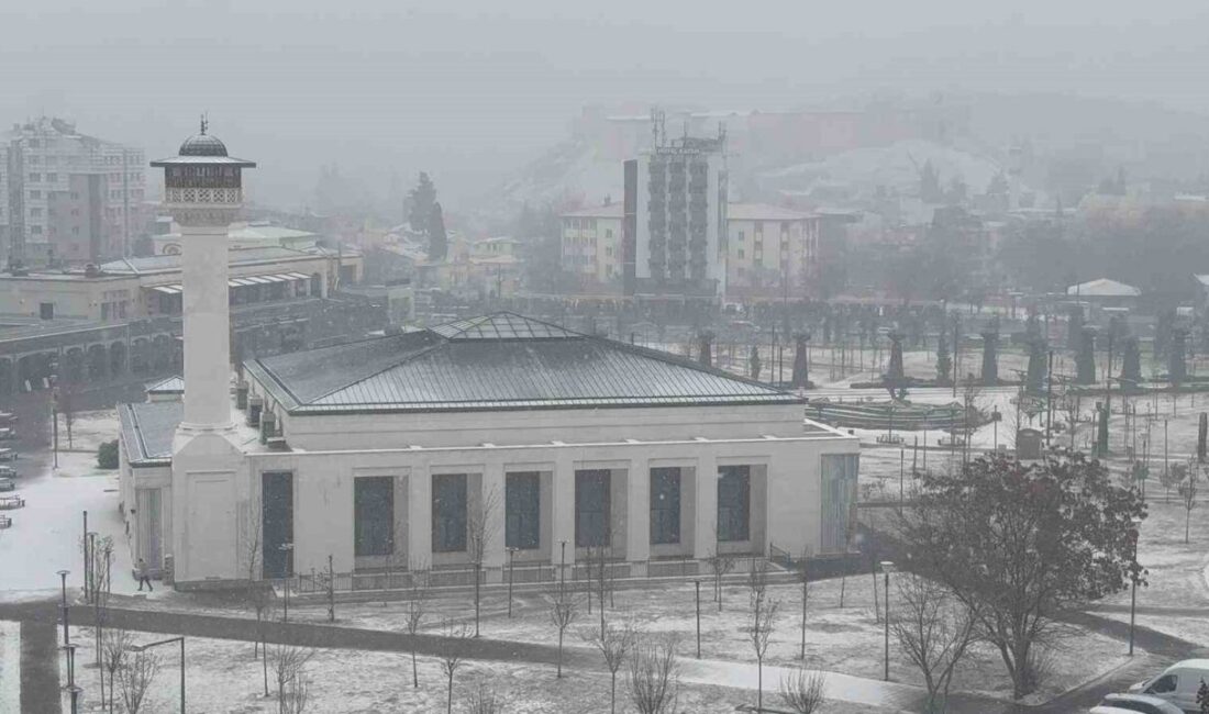 Gaziantep’te beklenen yoğun kar yağışı etkisini göstermeye başladı, kentin pek