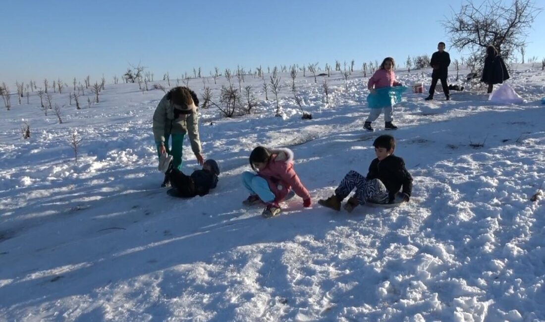 Gaziantep’te etkili olan kar yağışı sonrası boş araziyi kayak pistine