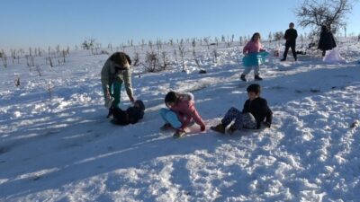Gaziantep’te etkili olan kar yağışı sonrası boş araziyi kayak pistine