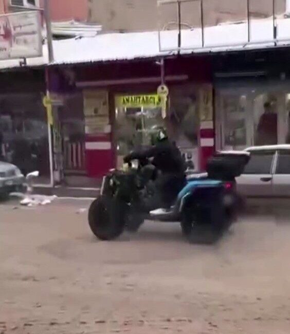 Gaziantep’te trafiğe açık yolda drift atarak tehlike saçan 2 araç