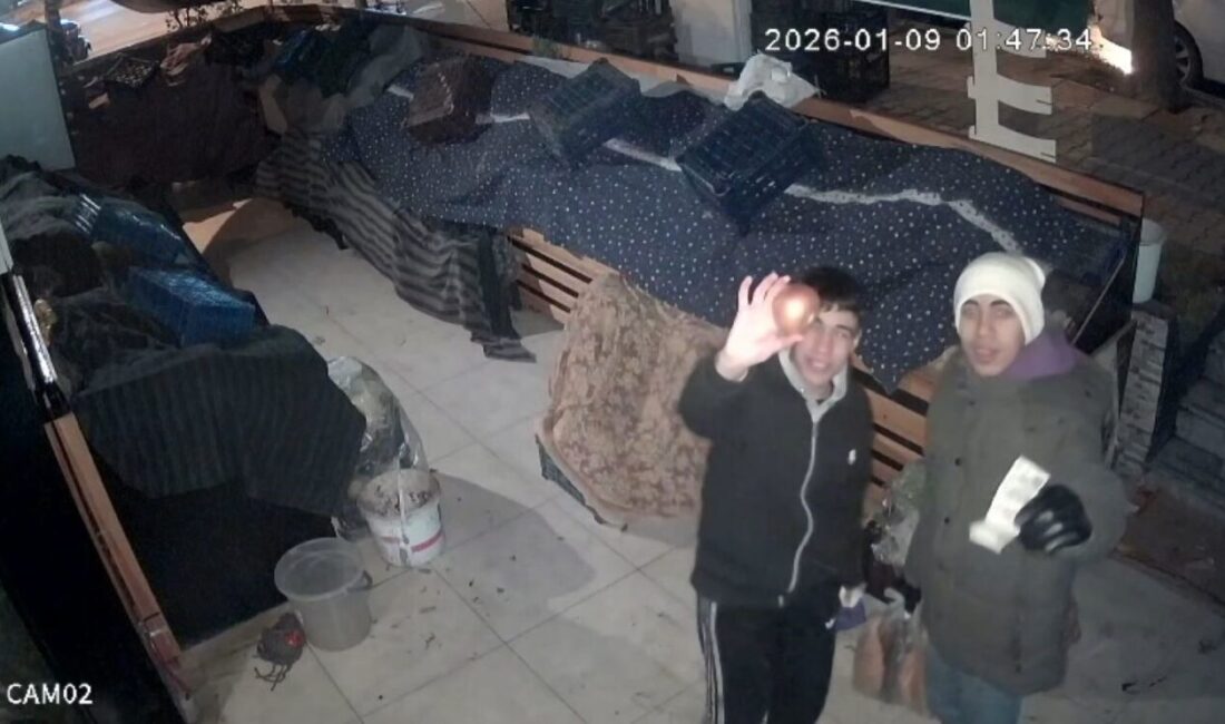Gaziantep’te iki genç, kapalı olan mahalle manavından aldıkları soğanın ücretini
