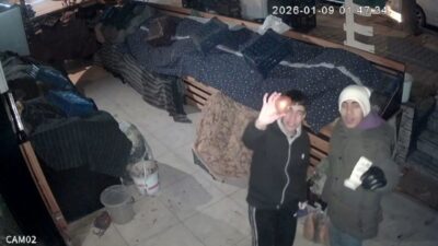 Gaziantep’te iki genç, kapalı olan mahalle manavından aldıkları soğanın ücretini