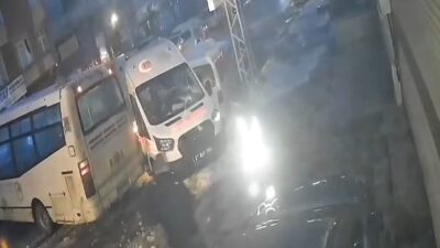 Gaziantep’te buzlanma nedeniyle ambulansın da aralarında olduğu 3 araçlı zincirleme