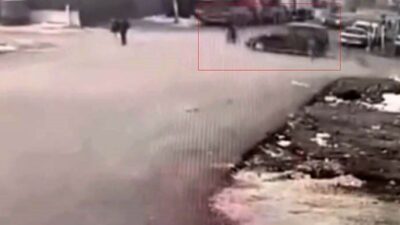 Gaziantep’te bir kavşakta hafif ticari araç motosiklete, savrularak kontrolden çıkan