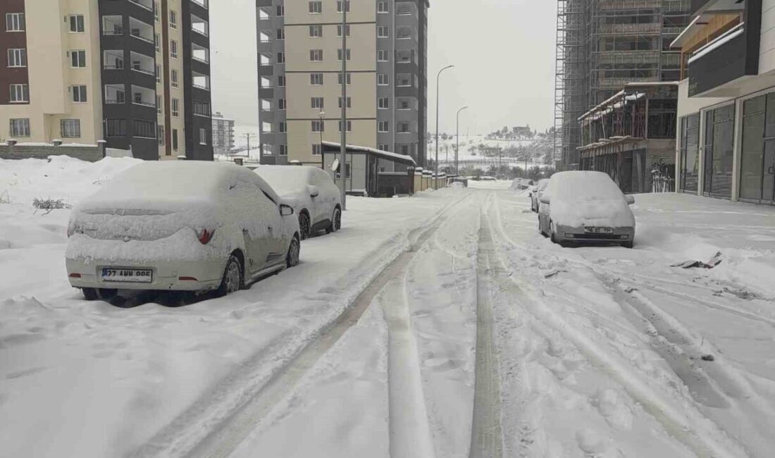 Gaziantep’te dün başlayan kar yağışı yaklaşık 24 saattir aralıklarla devam