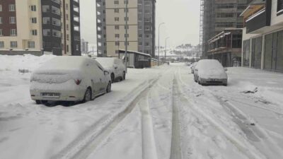 Gaziantep’te dün başlayan kar yağışı yaklaşık 24 saattir aralıklarla devam