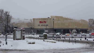 Gaziantep’te kar yağışı ve yılbaşı tatili nedeniyle birçok sürücü otomobilleri