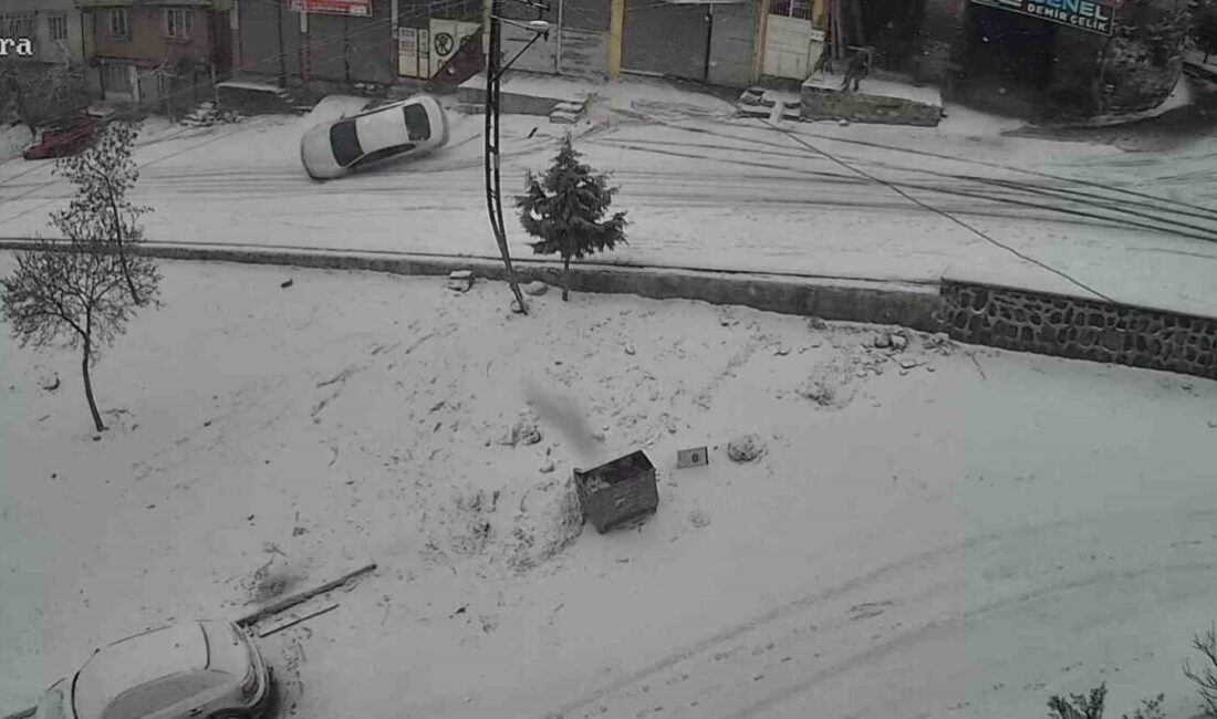 Gaziantep’te kar yağışı nedeniyle kayganlaşan yolda sürücüsünün direksiyon hakimiyetini kaybettiği