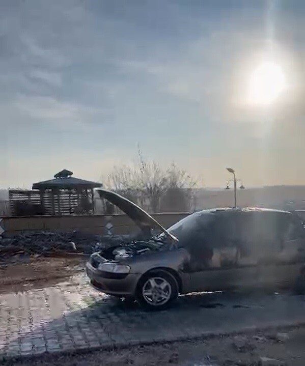 Gaziantep’te kimliği belirsiz kişiler tarafından kundaklanan otomobil kullanılamaz hale geldi.