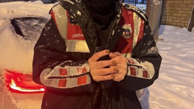 Gaziantep’te jandarma üniforması giyerek kendisini güvenlik görevlisi olarak tanıtan kadın