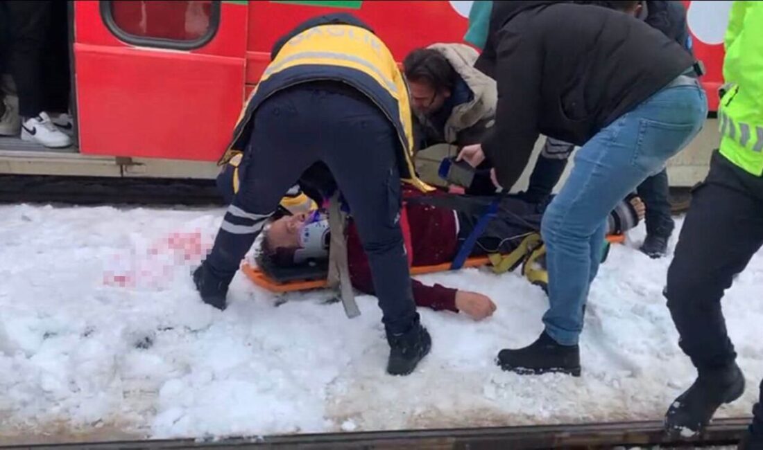 Gaziantep’te yolun karşısına geçmek isteyen adama tramvay çarptı. Yaralanan adam