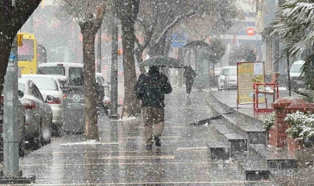 Gaziantep’te sabah saatlerinde başlayan yoğun kar yağışı, etkisini artırarak kenti