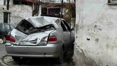 Gaziosmanpaşa’da şiddetli rüzgar nedeniyle 3 katlı binanın çatısı araçların üzerine