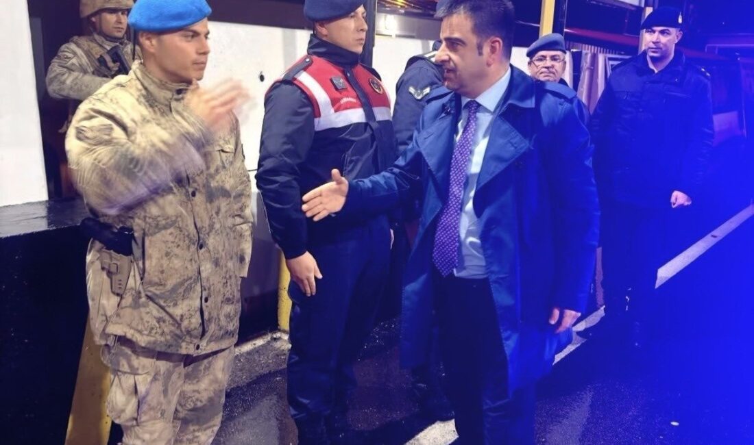 Antalya’nın Gazipaşa ilçesinde, yılbaşı tedbirleri kapsamında görev yapan güvenlik güçlerine
