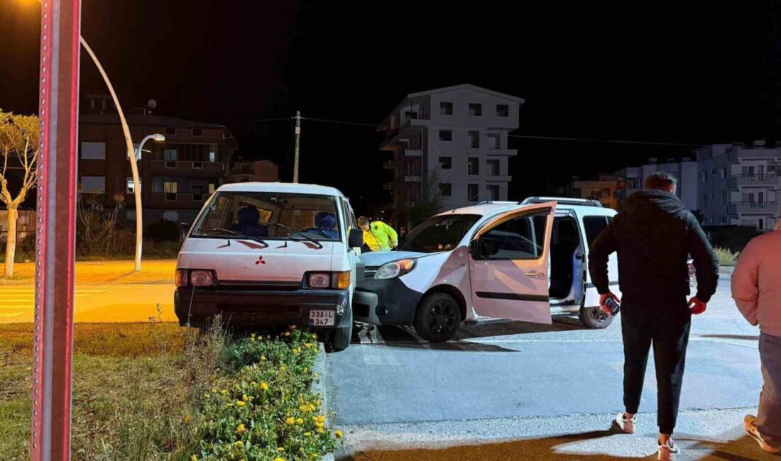 Antalya’nın Gazipaşa ilçesinde iki kamyonetin çarpışması sonucu meydana gelen trafik