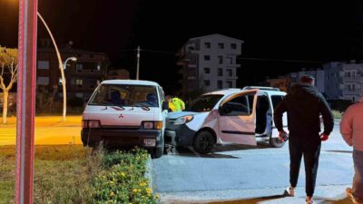 Antalya’nın Gazipaşa ilçesinde iki kamyonetin çarpışması sonucu meydana gelen trafik
