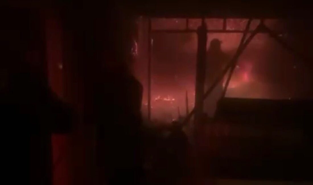 Antalya’nın Gazipaşa ilçesinde mahalle konağında çıkan yangın, itfaiye ekiplerinin müdahalesiyle