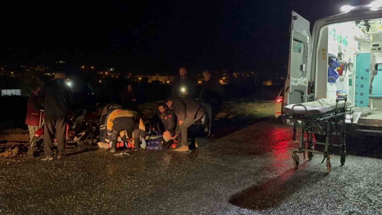 Antalya’nın Gazipaşa ilçesinde yağmur nedeniyle kayganlaşan yolda kontrolden çıkan motosikletin