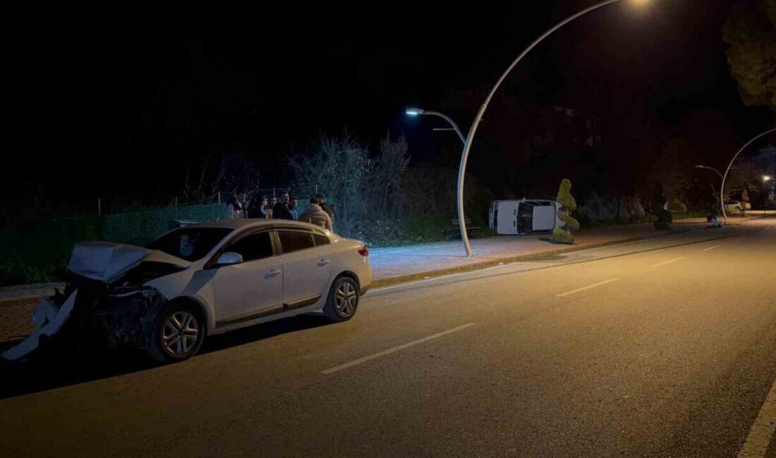 Antalya’nın Gazipaşa ilçesinde park halindeki bir otomobile arkadan çarpan araç